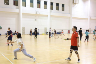 1700791056-化学化工学院举办首届教职工系列趣味运动会之羽毛球比赛交流赛（2）(1)448.png