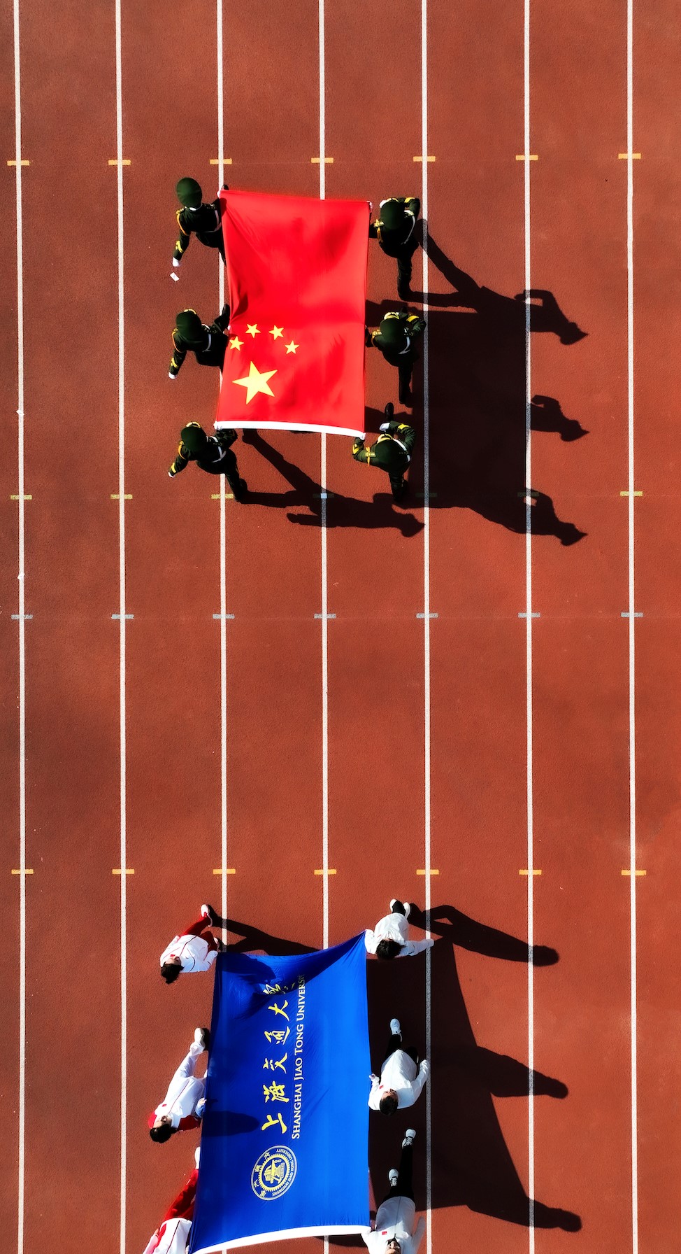 1717661175-行进的旗帜.jpg